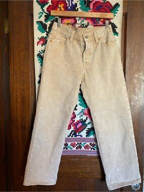 Classic Levi’s 501 Beige Straight-Leg Women's Jeans sized 25